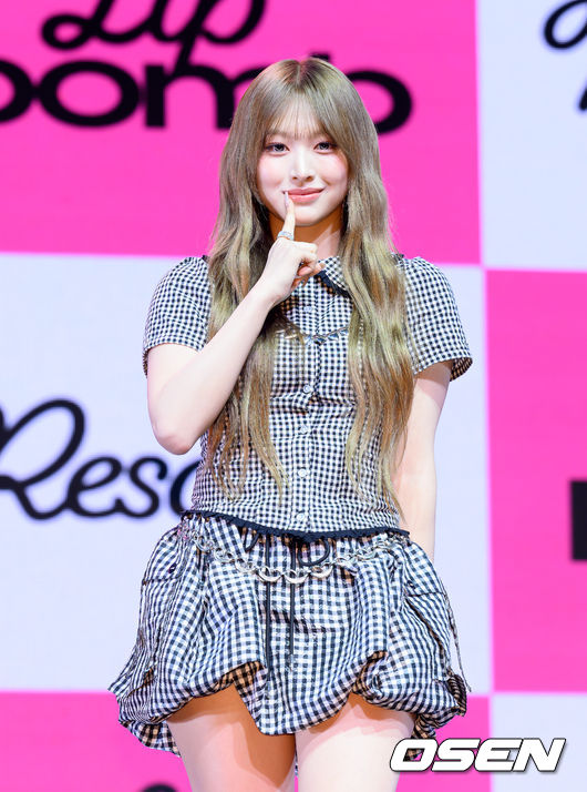 25일 오후 서울 영등포구 명화 라이브홀에서 그룹 리센느(원이, 리브, 미나미, 메이, 제나) 세 번째 미니 앨범 ‘립밤(lip bomb)’ 쇼케이스가 열렸다. 앨범명은 ‘립밤(lip balm)’과 ‘폭탄(bomb)’의 합성어다. 미니 3집에는 총 5곡이 수록됐다. 더블 타이틀곡 ‘하트 드랍(Heart Drop)’, ‘블룸(Bloom)’이 포함됐다. 리센느의 미니 3집 ‘lip bomb’은 25일 오후 6시 음원사이트에서 공개된다. 리센느가 포토타임을 가지고 있다. 2025.11.25 /sunday@osen.co.kr