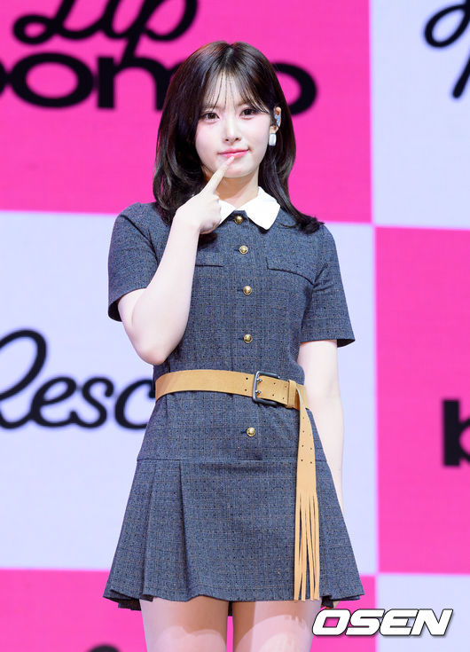 25일 오후 서울 영등포구 명화 라이브홀에서 그룹 리센느(원이, 리브, 미나미, 메이, 제나) 세 번째 미니 앨범 ‘립밤(lip bomb)’ 쇼케이스가 열렸다. 앨범명은 ‘립밤(lip balm)’과 ‘폭탄(bomb)’의 합성어다. 미니 3집에는 총 5곡이 수록됐다. 더블 타이틀곡 ‘하트 드랍(Heart Drop)’, ‘블룸(Bloom)’이 포함됐다. 리센느의 미니 3집 ‘lip bomb’은 25일 오후 6시 음원사이트에서 공개된다. 리센느가 포토타임을 가지고 있다. 2025.11.25 /sunday@osen.co.kr