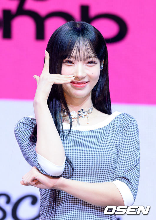 25일 오후 서울 영등포구 명화 라이브홀에서 그룹 리센느(원이, 리브, 미나미, 메이, 제나) 세 번째 미니 앨범 ‘립밤(lip bomb)’ 쇼케이스가 열렸다. 앨범명은 ‘립밤(lip balm)’과 ‘폭탄(bomb)’의 합성어다. 미니 3집에는 총 5곡이 수록됐다. 더블 타이틀곡 ‘하트 드랍(Heart Drop)’, ‘블룸(Bloom)’이 포함됐다. 리센느의 미니 3집 ‘lip bomb’은 25일 오후 6시 음원사이트에서 공개된다. 리센느가 포토타임을 가지고 있다. 2025.11.25 /sunday@osen.co.kr