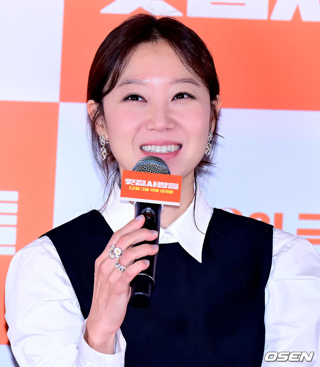 25일 오후 서울 강남구 삼성동 메가박스 코엑스에서 영화 ‘윗집 사람들’ 언론시사회 및 기자간담회가 열렸다.'윗집 사람들'은 매일 밤 섹다른 층간소음으로 인해 윗집 부부 하정우, 이하늬와 아랫집 부부 공효진, 김동욱이 함께 하룻밤 식사를 하게 되면서 벌어지는 예측불허 이야기를 그린 영화다. 특히 하정우가 '롤러코스터', '허삼관', '로비'에 이어 네 번째로 선보이는 연출 작품으로도 기대를 모으고 있다.배우 공효진이 간담회를 하고 있다. 2025.11.25 /jpnews@osen.co.kr