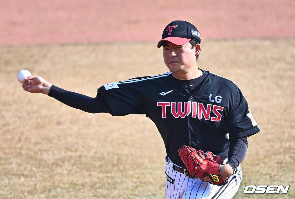 11일 부산 사직야구장에서 2025 신한 SOL 뱅크 KBO 리그 롯데 자이언츠와 LG 트윈스의 시범경기가 열렸다. 홈팀 롯데는 나균안이 선발로 출전하고, 방문팀 LG는 임찬규가 선발로 출전했다.LG 트윈스 심창민 역투하고 있다. 2025.03.11 / foto0307@osen.co.kr