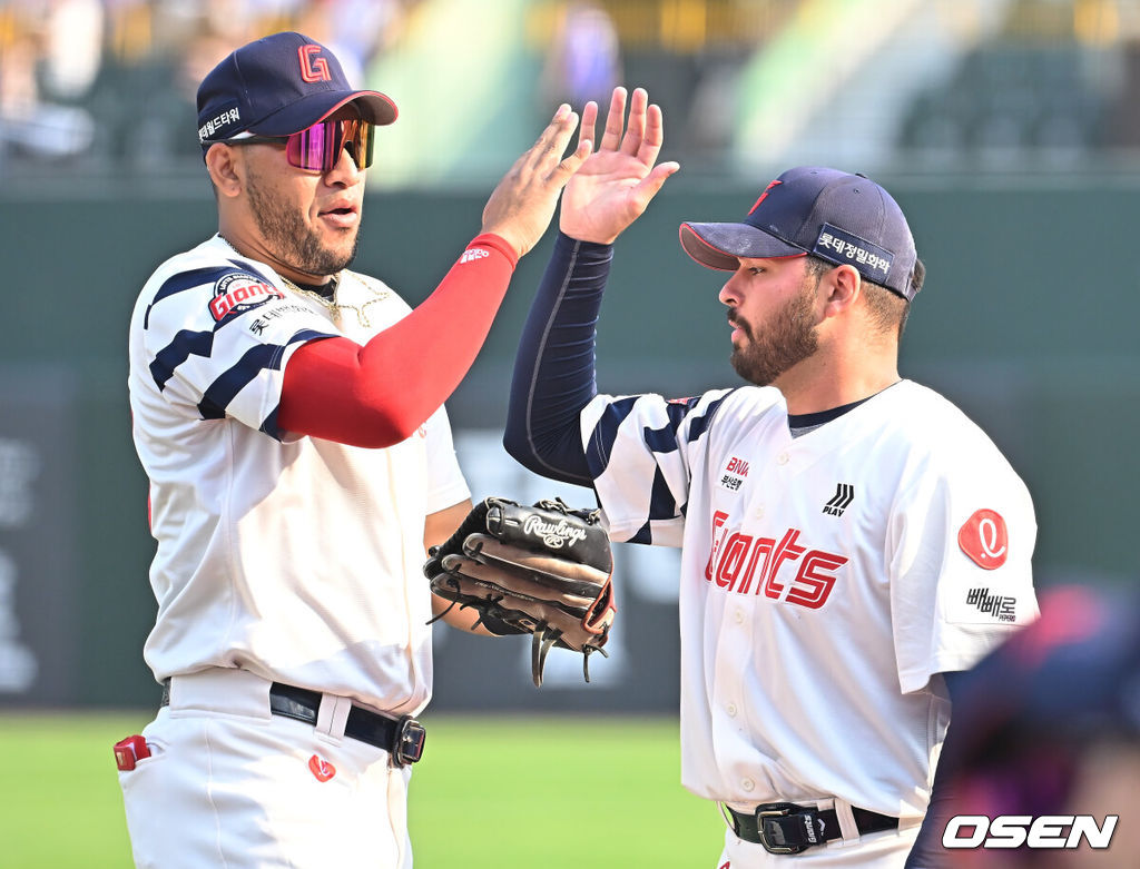 3일 부산 사직야구장에서 2025 신한 SOL 뱅크 KBO 리그 롯데 자이언츠와 키움 히어로즈의 경기가 열렸다. 홈팀 롯데는 감보아가, 방문팀 키움은 김연주가 선발 출전했다.롯데 자이언츠 선발 투수 감보아가 1회초 수비를 마치고 레이예스와 하이파이브를 하고 있다. 2025.06.03 / foto0307@osen.co.kr