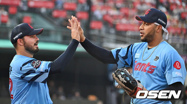 [OSEN=부산, 이석우 기자] 5일 부산 사직야구장에서 2025 신한 SOL 뱅크 KBO 리그 롯데 자이언츠와 KIA 타이거즈의 경기가 열렸다. 홈팀 롯데는 감보아가, 방문팀 KIA는 네일이 선발 출전했다.롯데 자이언츠 레이예스가 3회초 KIA 타이거즈 김태군의 타구를 잡는 호수비를 보인 후 이닝 교체때 감보아와 하이파이브를 하고 있다. 2025.08.05 / foto0307@osen.co.kr