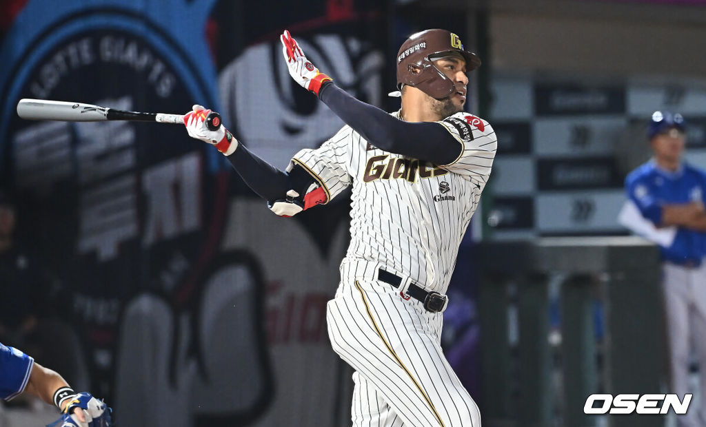 26일 부산 사직야구장에서 2025 신한 SOL 뱅크 KBO 리그 롯데 자이언츠와 삼성 라이온즈의 경기가 열렸다. 홈팀 롯데는 박준우가, 방문팀 삼성은 원태인이 선발 출전했다.롯데 자이언츠 레이예스가 3회말 1사 1,3루 중견수 희생플라이를 치고 있다. 2025.09.26 / foto0307@osen.co.kr