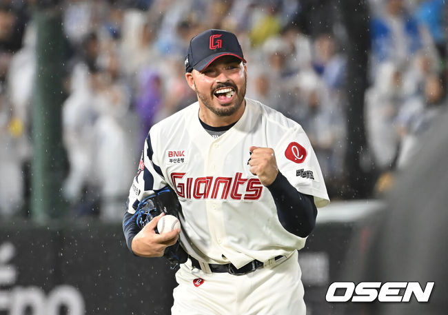 [OSEN=부산, 이석우 기자] 20일 부산 사직야구장에서 2025 신한 SOL 뱅크 KBO 리그 롯데 자이언츠와 삼성 라이온즈의 경기가 열렸다. 홈팀 롯데는 감보아가, 방문팀 삼성은 김대호가 선발 출전했다.롯데 자이언츠 선발 투수 감보아가 5회초 2사 1,2루 삼성 라이온즈 김성윤의 투수 땅볼을 잡아 1루에 던졌으나 세이프 판정이 났으나 비디오 판독끝에 아웃 판정을 받고 환호하고 있다. 2025.06.20 / foto0307@osen.co.kr