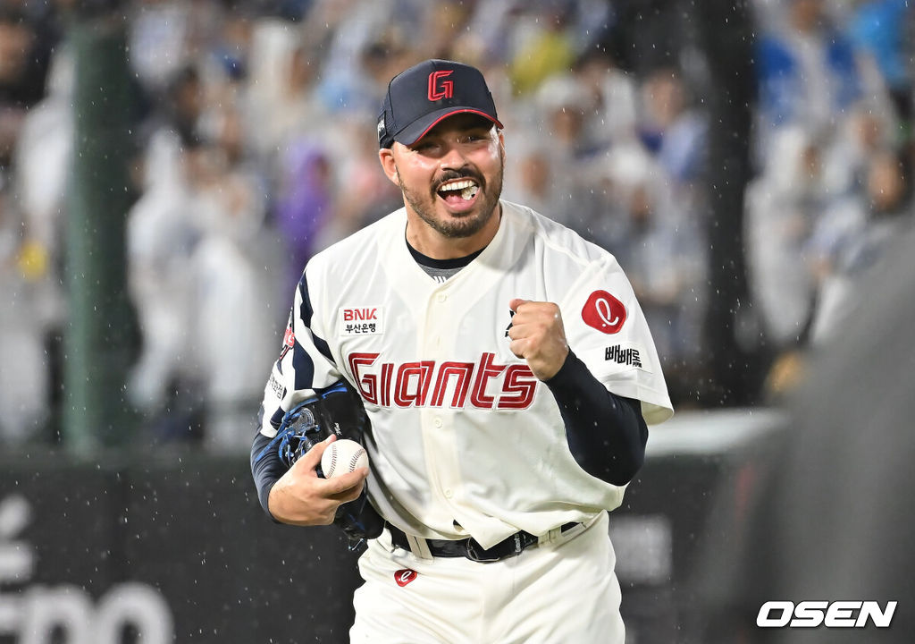 20일 부산 사직야구장에서 2025 신한 SOL 뱅크 KBO 리그 롯데 자이언츠와 삼성 라이온즈의 경기가 열렸다. 홈팀 롯데는 감보아가, 방문팀 삼성은 김대호가 선발 출전했다.롯데 자이언츠 선발 투수 감보아가 5회초 2사 1,2루 삼성 라이온즈 김성윤의 투수 땅볼을 잡아 1루에 던졌으나 세이프 판정이 났으나 비디오 판독끝에 아웃 판정을 받고 환호하고 있다. 2025.06.20 / foto0307@osen.co.kr