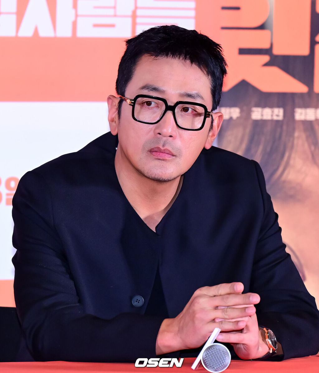 25일 오후 서울 강남구 삼성동 메가박스 코엑스에서 영화 ‘윗집 사람들’ 언론시사회 및 기자간담회가 열렸다.'윗집 사람들'은 매일 밤 섹다른 층간소음으로 인해 윗집 부부 하정우, 이하늬와 아랫집 부부 공효진, 김동욱이 함께 하룻밤 식사를 하게 되면서 벌어지는 예측불허 이야기를 그린 영화다. 특히 하정우가 '롤러코스터', '허삼관', '로비'에 이어 네 번째로 선보이는 연출 작품으로도 기대를 모으고 있다.배우 하정우가 간담회를 하고 있다. 2025.11.25 /jpnews@osen.co.kr