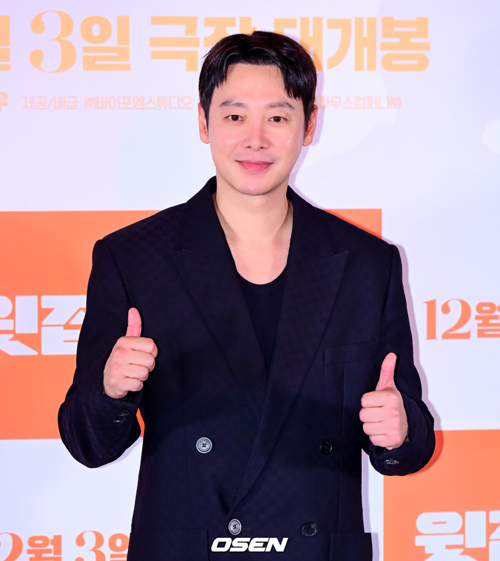 25일 오후 서울 강남구 삼성동 메가박스 코엑스에서 영화 ‘윗집 사람들’ 언론시사회 및 기자간담회가 열렸다.'윗집 사람들'은 매일 밤 섹다른 층간소음으로 인해 윗집 부부 하정우, 이하늬와 아랫집 부부 공효진, 김동욱이 함께 하룻밤 식사를 하게 되면서 벌어지는 예측불허 이야기를 그린 영화다. 특히 하정우가 '롤러코스터', '허삼관', '로비'에 이어 네 번째로 선보이는 연출 작품으로도 기대를 모으고 있다.배우 김동욱이 포토타임을 하고 있다. 2025.11.25 /jpnews@osen.co.kr