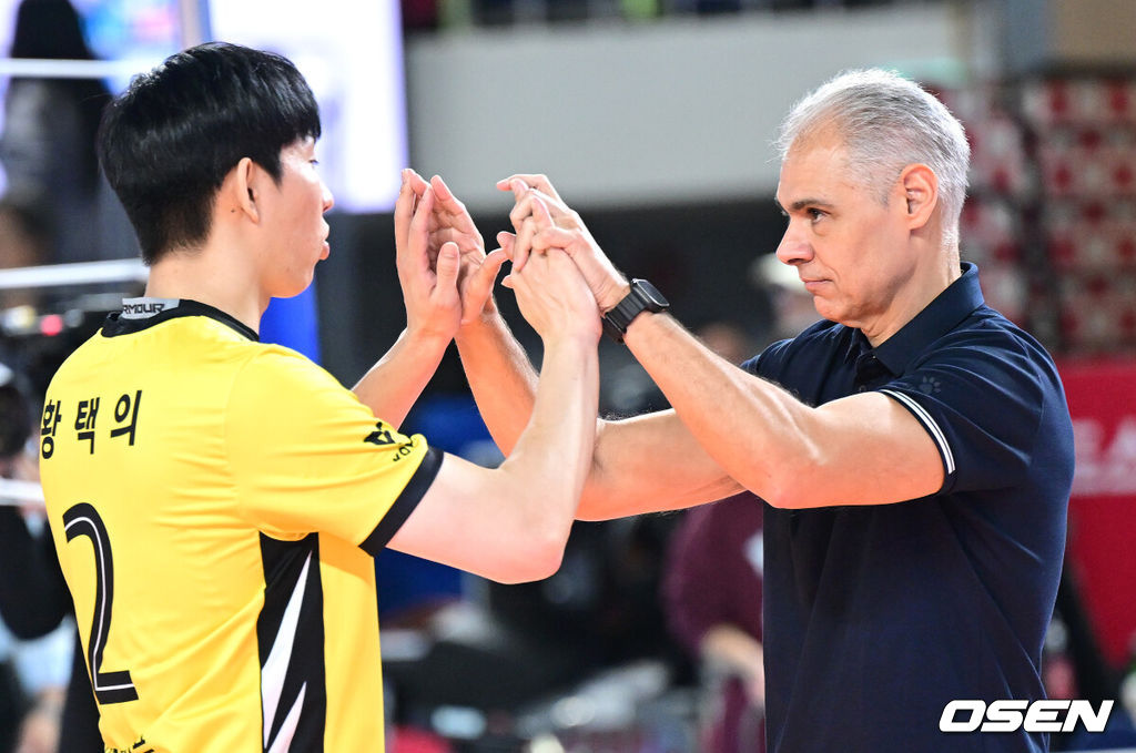 KB손해보험 스타즈 황택의, 레오나르도 카르발류 감독. /OSEN DB