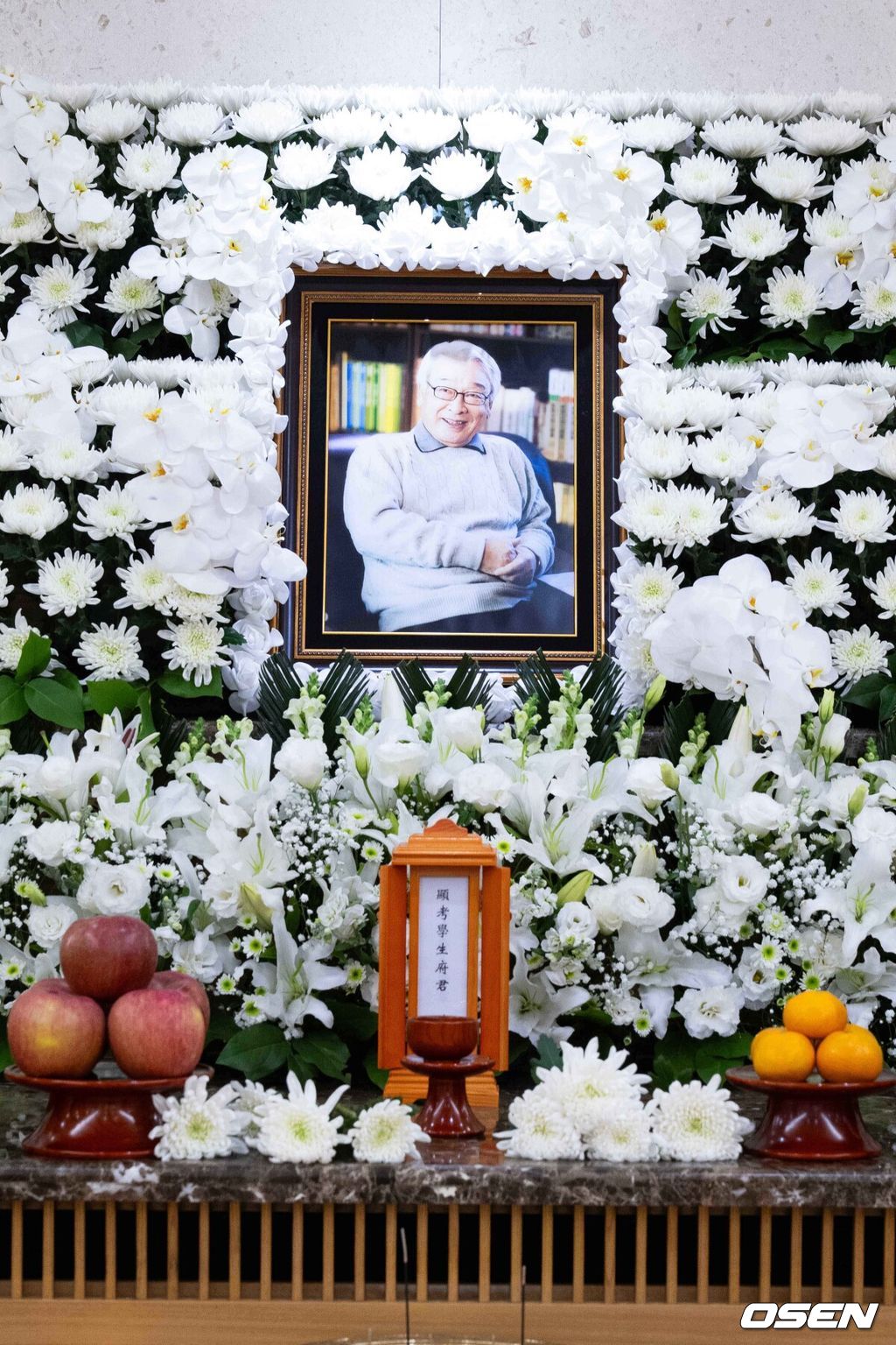 [OSEN=사진팀] 원로배우 故 이순재의 의 빈소가 25일 서울아산병원 장례식장에 마련됐다. 발인은 27일 오전 6시 20분, 장지는 경기 이천 에덴낙원이다. 故 이순재는 국내 최고령 현역 배우로 70년 가까이 다양한 연극과 드라마, 영화, 예능을 넘나들며 활약했다. 최근까지 연극 '고도를 기다리며를 기다리며'와 KBS 2TV 드라마 '개소리' 출연하는 등 활동을 이어갔다. 2025.11.25 / photo@osen.co.kr   <사진=사진공동취재단>