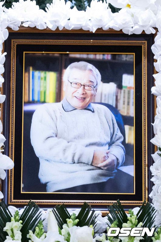 [OSEN=사진팀] 원로배우 故 이순재의 의 빈소가 25일 서울아산병원 장례식장에 마련됐다. 발인은 27일 오전 6시 20분, 장지는 경기 이천 에덴낙원이다. 故 이순재는 국내 최고령 현역 배우로 70년 가까이 다양한 연극과 드라마, 영화, 예능을 넘나들며 활약했다. 최근까지 연극 '고도를 기다리며를 기다리며'와 KBS 2TV 드라마 '개소리' 출연하는 등 활동을 이어갔다. 2025.11.25 / photo@osen.co.kr   <사진=사진공동취재단>