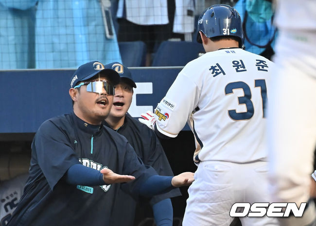 [OSEN=창원, 이석우 기자] 21일 창원NC파크에서 2025 신한 SOL 뱅크 KBO 리그 NC 다이노스와 삼성 라이온즈의 경기가 열렸다. 홈팀 NC는 로건이, 방문팀 삼성은 가라비토가 선발 출전했다. NC 다이노스 이호준 감독이 1회말 1사 우월 솔로 홈런을 친 최원준을 반기고 있다. 2025.08.21 / foto0307@osen.co.kr