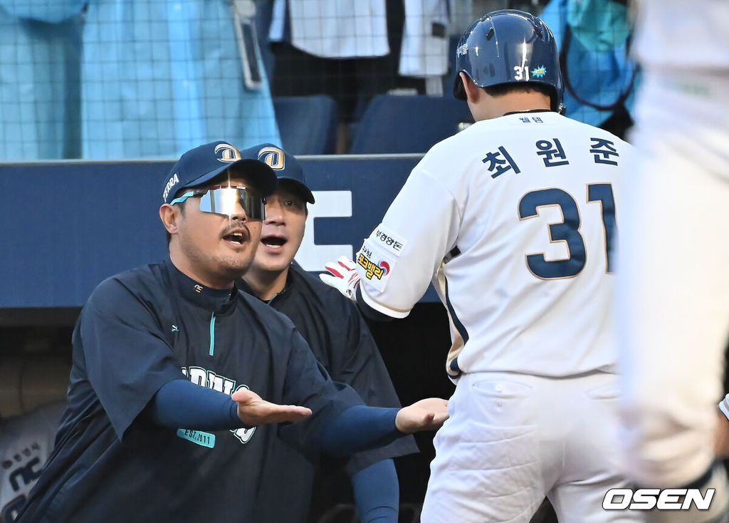 21일 창원NC파크에서 2025 신한 SOL 뱅크 KBO 리그 NC 다이노스와 삼성 라이온즈의 경기가 열렸다. 홈팀 NC는 로건이, 방문팀 삼성은 가라비토가 선발 출전했다. NC 다이노스 이호준 감독이 1회말 1사 우월 솔로 홈런을 친 최원준을 반기고 있다. 2025.08.21 / foto0307@osen.co.kr