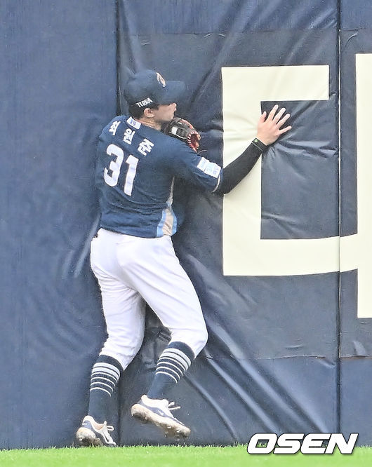 [OSEN=대구, 이석우 기자] 7일 대구 삼성라이온즈파크에서 2025 신한 SOL뱅크 KBO 와일드카드 결정전 삼성 라이온즈와 NC 다이노스의 경기가 열렸다. 홈팀 삼성은 로건이 방문팀 NC는 원태인이 선발 투수로 출전했다.NC 다이노스 최원준이 2회말 1사 삼성 라이온즈 이재현의 타구를 잡고 펜스에 충돌하고 있다. 2025.10.07 / foto0307@osen.co.kr