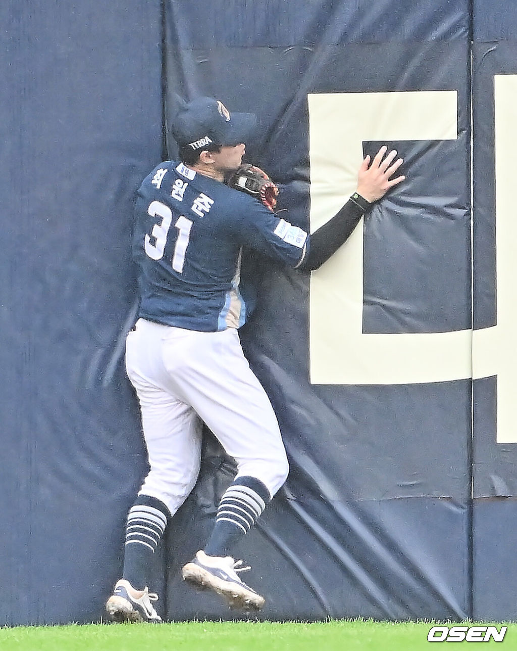 7일 대구 삼성라이온즈파크에서 2025 신한 SOL뱅크 KBO 와일드카드 결정전 삼성 라이온즈와 NC 다이노스의 경기가 열렸다. 홈팀 삼성은 로건이 방문팀 NC는 원태인이 선발 투수로 출전했다.NC 다이노스 최원준이 2회말 1사 삼성 라이온즈 이재현의 타구를 잡고 펜스에 충돌하고 있다. 2025.10.07 / foto0307@osen.co.kr