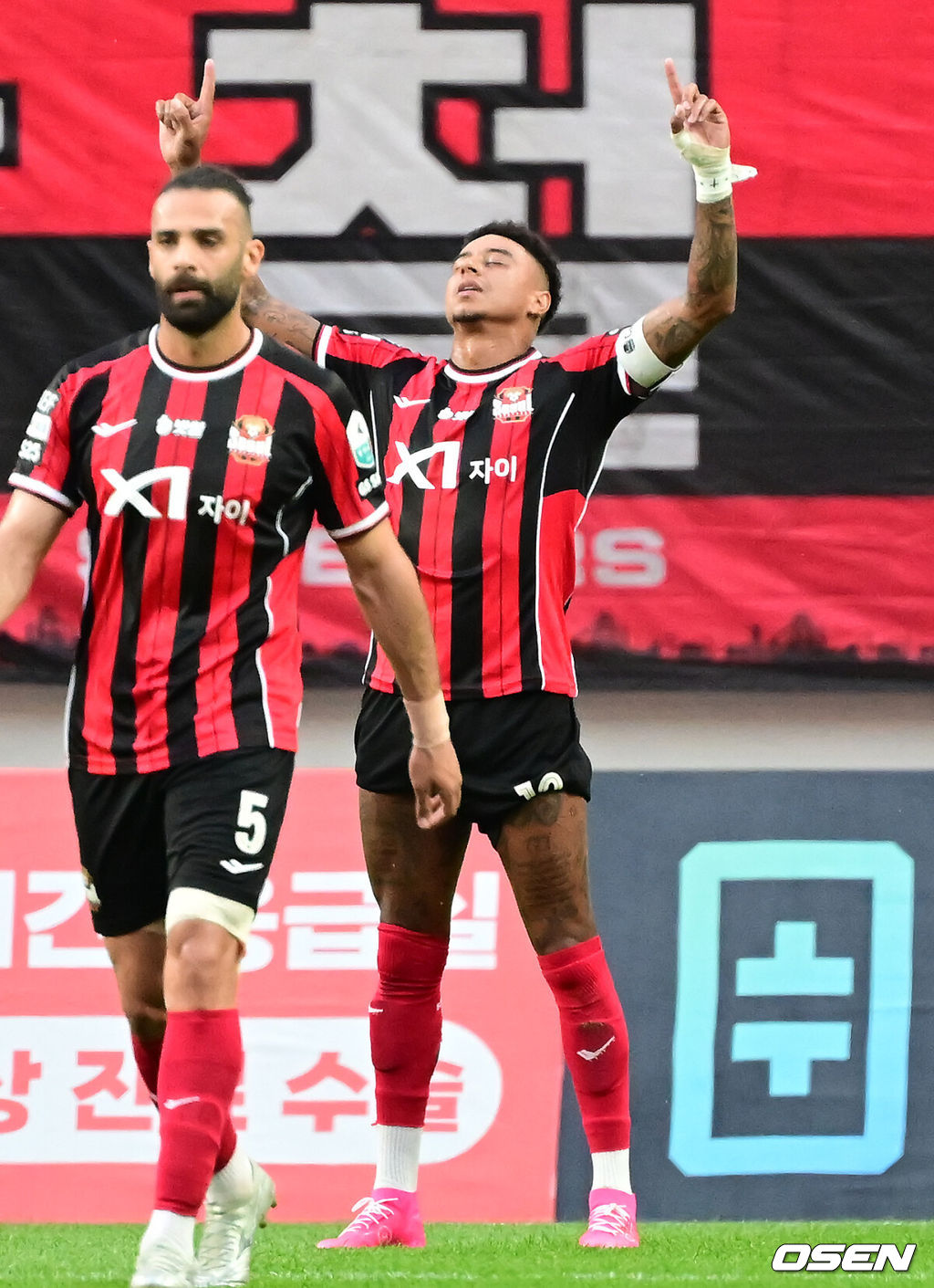 29일 오후 서울 마포구 월드컵경기장에서 하나은행 K리그 1 2025 21라운드 서울 FC와 포항 스틸러스의 경기가 열렸다. 서울은 6승 9무 5패로 리그 8위, 포항은 9승 5무 6패로 리그 4위를 기록하고 있다.전반 서울 린가드가 패널티킥을 넣은 뒤 세리머니를 하고 있다. 2025.06.29 / ksl0919@osen.co.kr