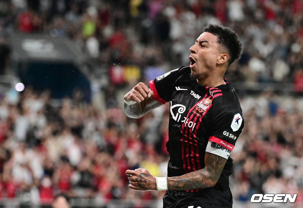 10일 오후 서울월드컵경기장에서 ‘하나은행 K리그1 2024’ 22라운드 FC서울과 대전하나시티즌의 경기가 열렸다.서울은 승점 27점(7승 6무 8패)로 6위, 대전은 승점 19점(4승 7무 10패)로 11위를 기록중이다.후반 FC서울 린가드가 역전골을 성공시키며 세리머니를 하고 있다. / jpnews@osen.co.kr