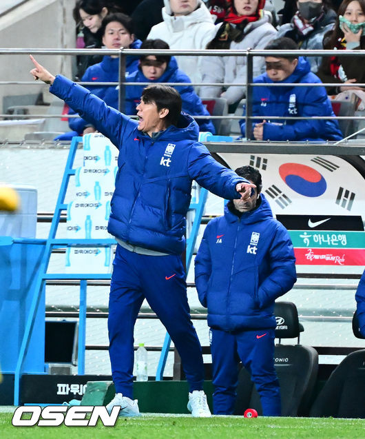 [OSEN=서울월드컵경기장, 지형준 기자] 홍명보 감독이 이끄는 한국 축구대표팀이 18일 오후 8시 서울월드컵경기장에서 열린 11월 A매치 두 번째 친선경기에서 '아프리카 강호' 가나를 상대로 1-0 승리했다.내달 2026 국제축구연맹(FIFA) 북중미 월드컵 조 추첨을 앞두고 열리는 마지막 평가전이었다. 한국은 가나까지 잡아내면서 사상 최초로 월드컵 포트 2를 확정하게 됐다. 이로써 대표팀은 홍명보 감독이 부임한 뒤 처음으로 A매치 2연전에서 나란히 승리를 거두게 됐다.후반 대한민국 홍명보 감독이 선수들을 독려하고 있다. 2025.11.18 /jpnews@osen.co.kr