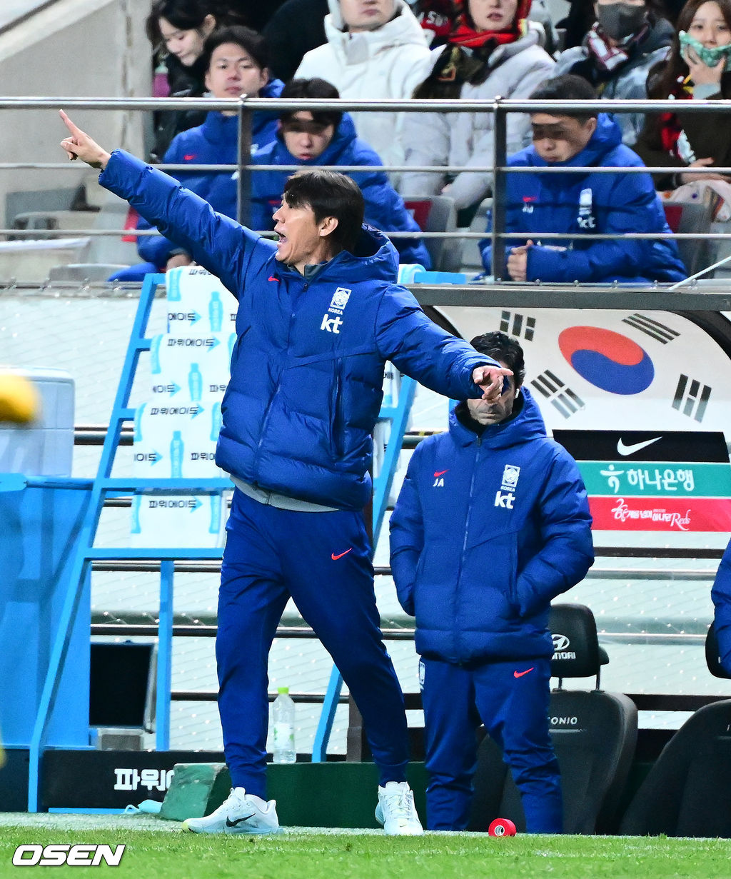 홍명보 감독이 이끄는 한국 축구대표팀이 18일 오후 8시 서울월드컵경기장에서 열린 11월 A매치 두 번째 친선경기에서 '아프리카 강호' 가나를 상대로 1-0 승리했다.내달 2026 국제축구연맹(FIFA) 북중미 월드컵 조 추첨을 앞두고 열리는 마지막 평가전이었다. 한국은 가나까지 잡아내면서 사상 최초로 월드컵 포트 2를 확정하게 됐다. 이로써 대표팀은 홍명보 감독이 부임한 뒤 처음으로 A매치 2연전에서 나란히 승리를 거두게 됐다.후반 대한민국 홍명보 감독이 선수들을 독려하고 있다. 2025.11.18 /jpnews@osen.co.kr
