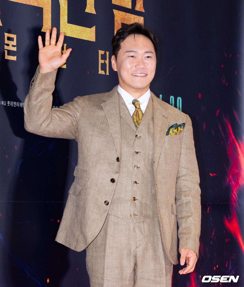 21일 서울 잠실 롯데월드타워 롯데시네마에서 영화 '거룩한 밤: 데몬 헌터스'(감독 임대희) VIP 시사회 포토월 행사가 진행됐다.'거룩한 밤: 데몬 헌터스'는 악을 숭배하는 집단에 의해 혼란에 빠진 도시, 특별한 능력을 갖춘 어둠의 해결사 '거룩한 밤' 팀 바우(마동석), 샤론(서현), 김군(이다윗)이 악의 무리를 처단하는 오컬트 액션이다.배우 송진우가 포토타임을 갖고 있다. 2025.04.21 / ksl0919@osen.co.kr