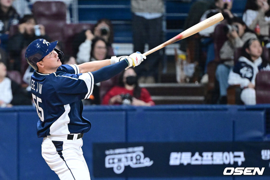 9일 서울 구로구 고척스카이돔에서 ‘2025 NAVER K-BASEBALL SERIES’ 대한민국 야구 대표팀과 체코 야구 대표팀의 평가전이 열렸다. 한국은 9일 2025 K-베이스볼 시리즈 체코 대표팀과의 경기에 이어 오는 15일과 16일 양일에 걸쳐 도쿄돔에서 일본 대표팀과 2경기를 치른다. 9회초 무사 1루 상황 한국 이재원이 달아나는 중월 투런포를 날리고 있다. 2025.11.09 / dreamer@osen.co.kr