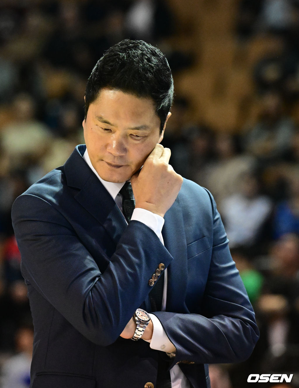 28일 잠실실내체육관에서 2025-2026 LG전자 프로농구 서울 삼성과 서울 SK의 S-더비 경기가 열렸다.서울 삼성과 서울 SK는 나란히 8승 3패로 공동 7위를 기록 중이다.4쿼터 SK 전희철 감독이 생각에 잠겨있다. 2025.10.28 /cej@osen.co.kr