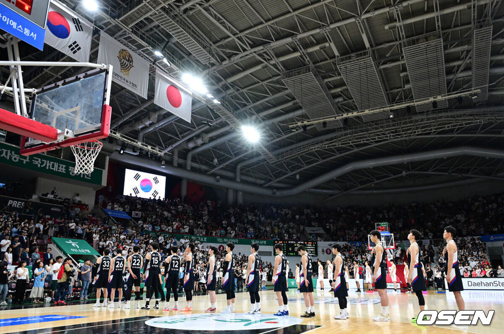13일 오후 안양 정관장아레나에서 ‘하나은행 2025 남자농구 국가대표 평가전’ 대한민국과 일본의 두 번째 평가전이 열렸다. 대한민국은 지난 11일 열린 일본과의 첫 번째 평가전에서 91-77로 승리를 거뒀다. 경기 시작에 앞서 양팀 선수단이 도열하고 있다. 2025.07.13 / ksl0919@osen.co.kr  