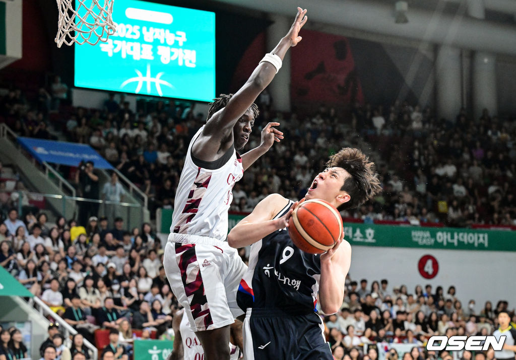 20일 안양 정관장 아레나에서 한국 남자농구 대표팀과 카타르 대표팀의 2차 평가전이 열렸다.하프타임에 한국 남자 농구 대표팀 출신 박찬희의 은퇴식이 진행됐다.2쿼터 대한민국 이정현이 바스켓카운트를 따내고 있다. 2025.07.20 /cej@osen.co.kr