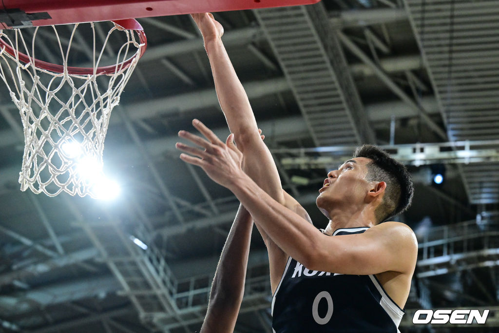 20일 안양 정관장 아레나에서 한국 남자농구 대표팀과 카타르 대표팀의 2차 평가전이 열렸다.안준호 감독이 이끄는 남자농구대표팀은 지난 18일 같은 장소에서 개최된 카타르와 1차 평가전에서 90-71로 승리했다.4쿼터 대한민국 하윤기가 슛을 성공하고 있다. 2025.07.20 /cej@osen.co.kr