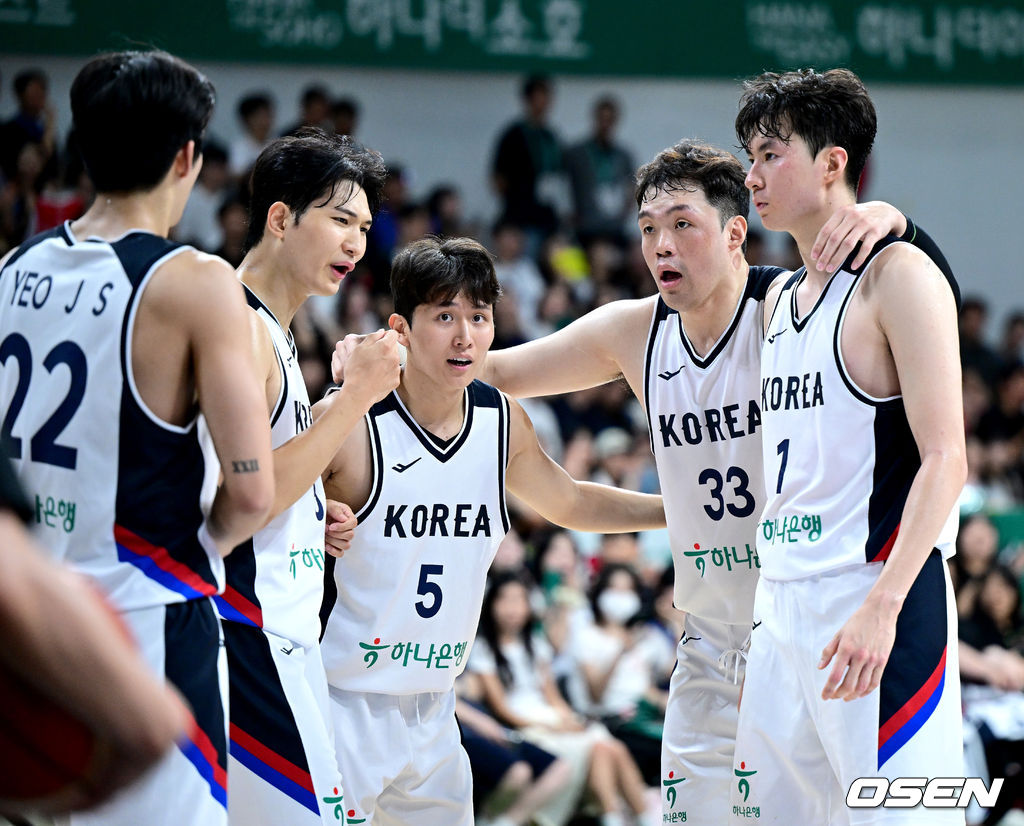 11일 오후 경기도 안양 정관장 아레나에서 ‘2025 남자농구 국가대표 평가전’ 대한민국과 일본의 경기가 열렸다.한국 남자농구 대표팀은 오는 8월 사우디아라비아 제다에서 열리는 '2025 FIBA 아시아컵'을 앞두고 오는 20일까지 일본, 카타르와 평가전을 갖는다.2쿼터, 한국 이승현을 비롯한 선수들이 코트에서 대화를 나누고 있다. 2025.07.11 / dreamer@osen.co.kr