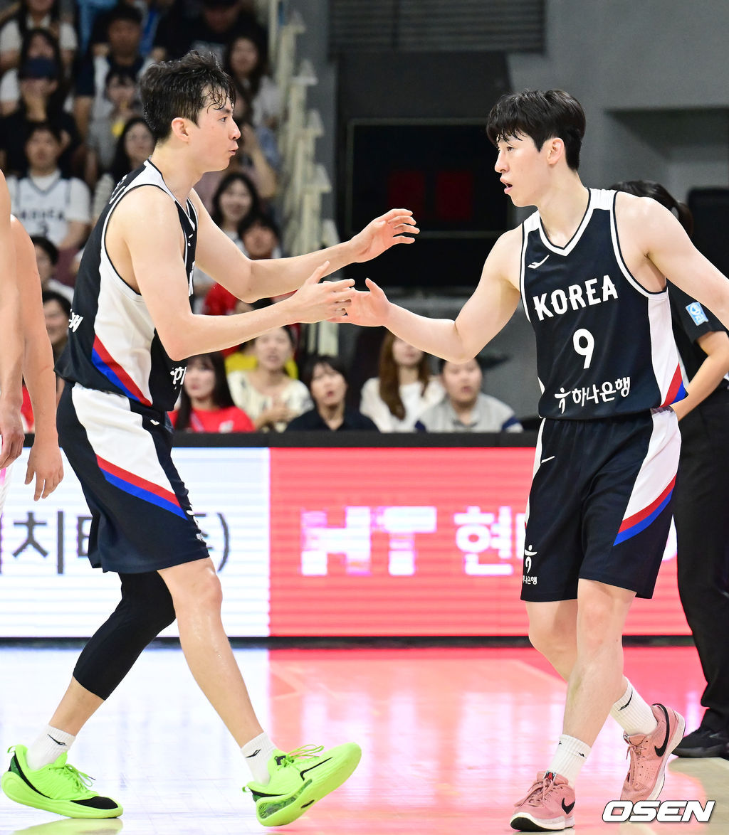 13일 오후 안양 정관장아레나에서 ‘하나은행 2025 남자농구 국가대표 평가전’ 대한민국과 일본의 두 번째 평가전이 열렸다. 대한민국은 지난 11일 열린 일본과의 첫 번째 평가전에서 91-77로 승리를 거뒀다. 2쿼터 대한민국 이현중, 이정현이 득점에 기쁨을 나누고 있다. 2025.07.13 / ksl0919@osen.co.kr