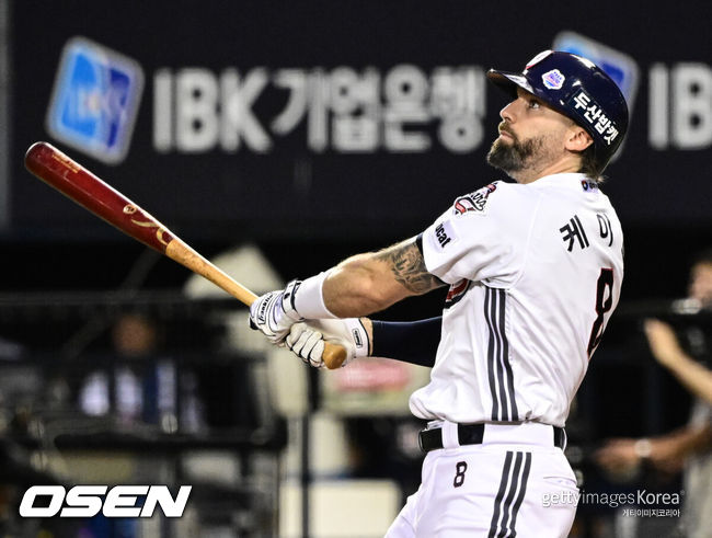 28일 오후 서울 잠실구장에서 ‘2025 신한 SOL Bank KBO리그’ 두산 베어스와 삼성 라이온즈의 경기가 열렸다.두산은 최민석, 삼성은 최원태를 선발로 내세웠다.2회말 2사 1루 두산 케이브가 투런 홈런을 날리고 있다. 2025.08.28 /cej@osen.co.kr