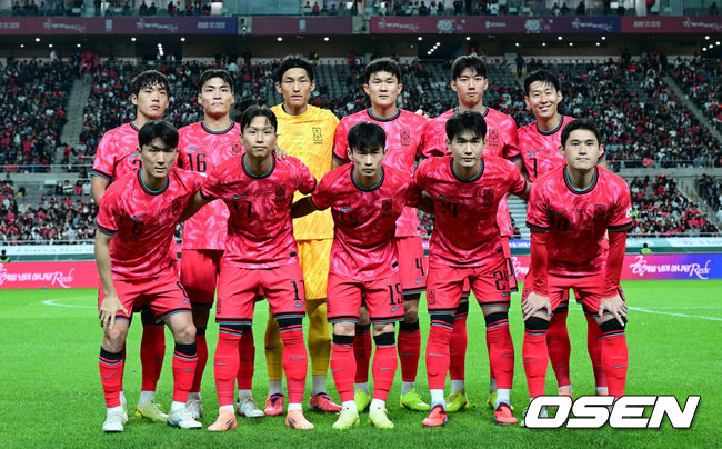 [OSEN=서울월드컵경기장, 조은정 기자]홍명보 감독이 이끄는 대한민국 대표팀과 파라과이의 A매치 평가전이 14일 오후 서울월드컵경기장에서 열렸다.'남미 강호' 파라과이는 지난 10일 일본 원정에서 2-2 무승부를 거두고 온 팀이다. 이번 경기는 홍명보호의 2026 북중미 월드컵 포트 배정을 두고도 중요한 일전이다. 현재 한국은 오스트리아, 호주, 에콰도르와 치열한 포트 2 막차 경쟁을 벌이고 있다.대한민국 베스트11이 포즈를 취하고 있다. 2025.10.14 /cej@osen.co.kr