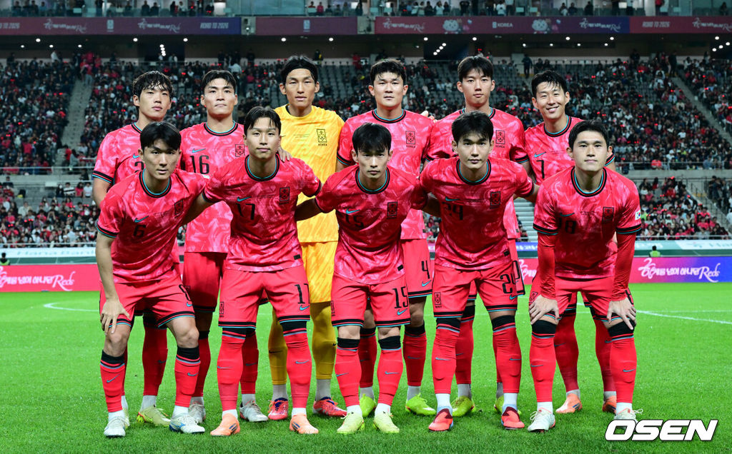 홍명보 감독이 이끄는 대한민국 대표팀과 파라과이의 A매치 평가전이 14일 오후 서울월드컵경기장에서 열렸다.'남미 강호' 파라과이는 지난 10일 일본 원정에서 2-2 무승부를 거두고 온 팀이다. 이번 경기는 홍명보호의 2026 북중미 월드컵 포트 배정을 두고도 중요한 일전이다. 현재 한국은 오스트리아, 호주, 에콰도르와 치열한 포트 2 막차 경쟁을 벌이고 있다.대한민국 베스트11이 포즈를 취하고 있다. 2025.10.14 /cej@osen.co.kr