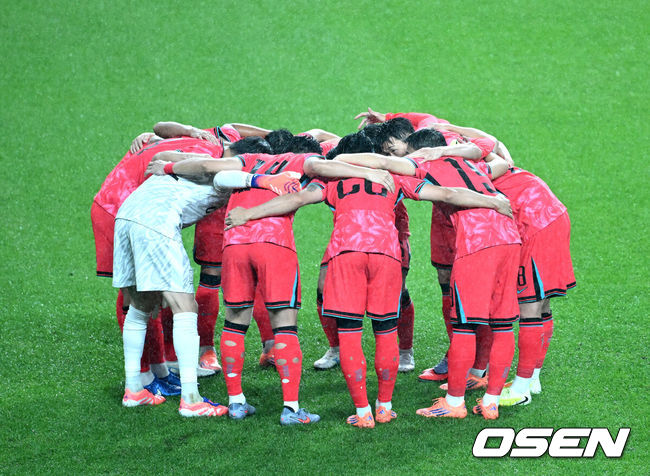 [OSEN=서울월드컵경기장, 이대선 기자] 홍명보 감독이 이끄는 대한민국 남자 축구 국가대표팀은 10일 서울월드컵경기장에서 '세계 최강' 브라질을 상대로 A매치 평가전을 치러 이스테방(첼시)과 호드리구(레알 마드리드)에게 나란히 2골을 허용하면서 0-5로 대패했다.한국은 1999년 이후 26년 만에 브라질전 승리를 노렸지만 아무런 저항도 하지 못하면서 무산됐다.경기에 앞서 한국 선수들이 파이팅을 외치고 있다. 2025.10.10 /sunday@osen.co.kr