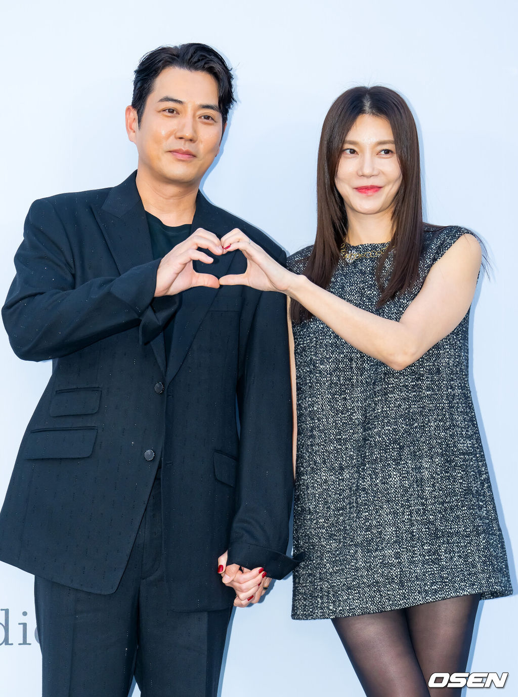 22일 오후 서울 종로구 광화문 광장에서 미스지콜렉션 26 S/S 콜렉션 포토콜 행사가 열렸다.이날 이즈나 방지민&최정은&정세비, 제로베이스원 성한빈&김규빈과 더불어 배우 김유정, 나영희, 명세빈, 손여은, 안현모, 오연수, 오영주, 오윤아, 유진, 정유진, 차예련&주상욱, 최명길, 한지혜 등이 참석했다.배우 주상욱&차예련 부부가 포즈를 취하고 있다. 2025.09.22 /rumi@osen.co.kr