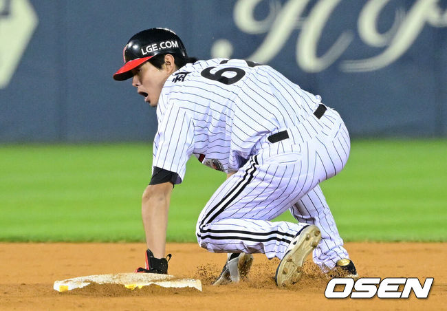 [OSEN=잠실, 최규한 기자] 11일 서울 잠실야구장에서 ‘2024 신한 SOL뱅크 KBO 포스트시즌’ 준플레이오프 5차전 LG 트윈스와 KT 위즈의 경기가 열렸다.LG는 임찬규, KT는 엄상백을 5차전 선발 투수로 내세웠다.8회말 2사 1루 상황 LG 문보경 타석 때 주자 최승민이 2루 도루에 성공하고 있다. 2024.10.11 / dreamer@osen.co.kr