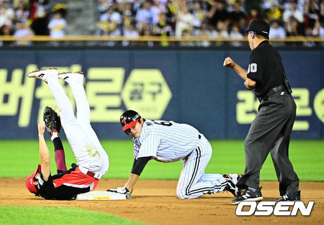 [OSEN=잠실, 지형준 기자] 13일 오후 서울 잠실구장에서 ‘2025 신한 SOL Bank KBO리그’ LG 트윈스와 KIA 타이거즈의 경기가 열렸다. LG는 임찬규, KIA는 이의리가 선발로 나섰다. 7회말 2사 1루에서 LG 최승민이 KIA 박찬호에 태그아웃 당하며 2루 도루에 실패하고 있다. 2025.09.13 /jpnews@osen.co.kr