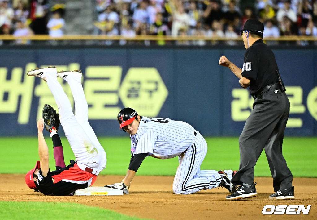 13일 오후 서울 잠실구장에서 ‘2025 신한 SOL Bank KBO리그’ LG 트윈스와 KIA 타이거즈의 경기가 열렸다. LG는 임찬규, KIA는 이의리가 선발로 나섰다. 7회말 2사 1루에서 LG 최승민이 KIA 박찬호에 태그아웃 당하며 2루 도루에 실패하고 있다. 2025.09.13 /jpnews@osen.co.kr