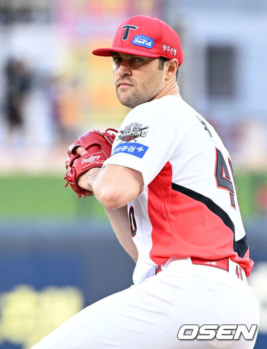 [OSEN=광주, 이대선 기자] 10일 오후 광주-기아 챔피언스필드에서 2025 신한 SOL Bank KBO리그 KIA 타이거즈와 삼성 라이온즈의 경기가 열렸다.KIA는 네일, 삼성은 가라비토를 선발 투수로 내세웠다.1회초 무사에서 KIA 선발투수 네일이 역투하고 있다. 2025.09.10 /sunday@osen.co.kr