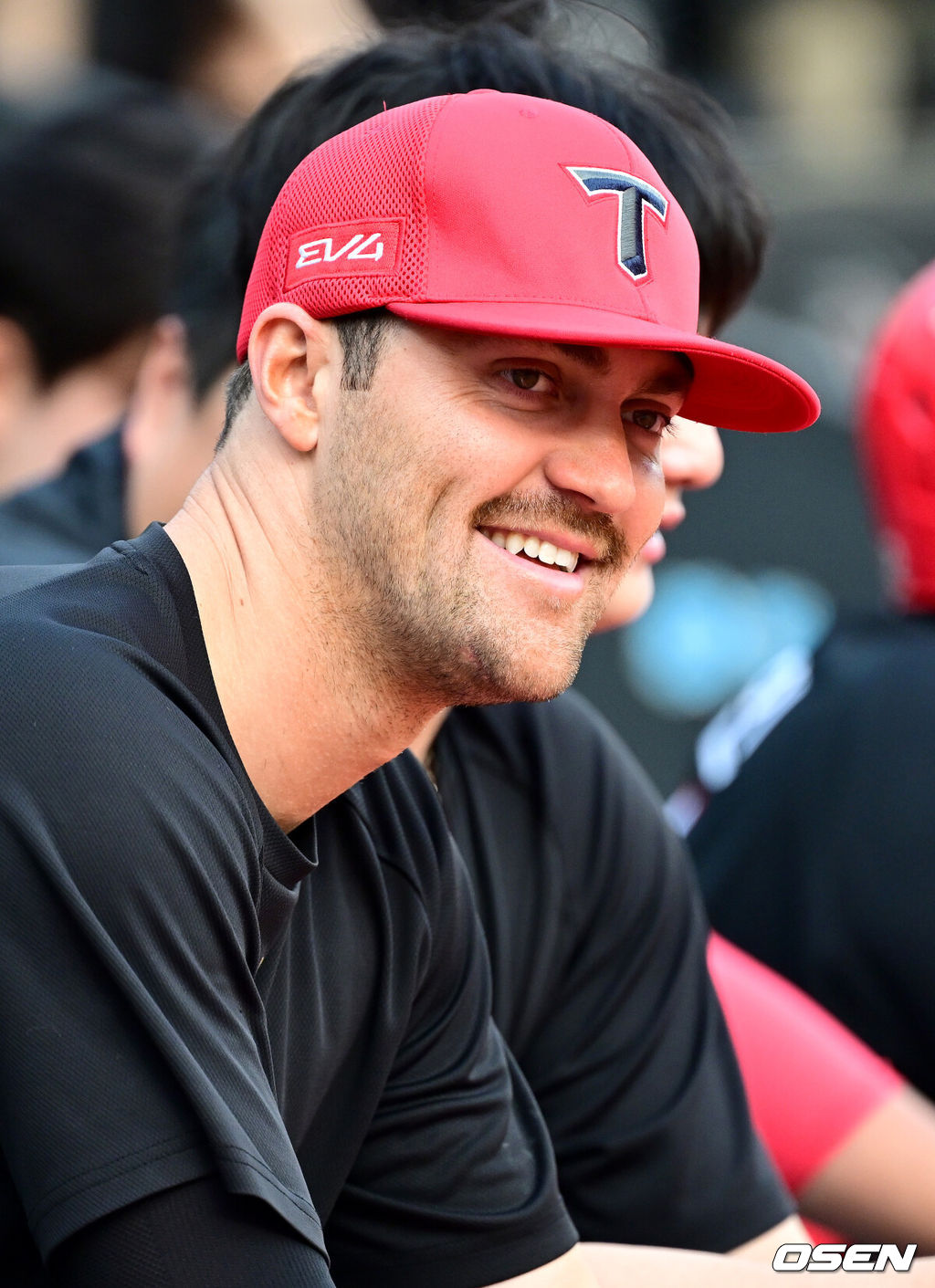 30일 수원 KT위즈파크에서 ‘2025 신한 SOL Bank KBO리그’ KT 위즈와 KIA 타이거즈의 경기가 열렸다.홈팀 KT는 헤이수스, 방문팀 KIA는 김도현을 선발로 내세웠다.경기를 앞두고 KIA 네일이 그라운드를 바라보며 미소짓고 있다. 2025.05.30 / dreamer@osen.co.kr