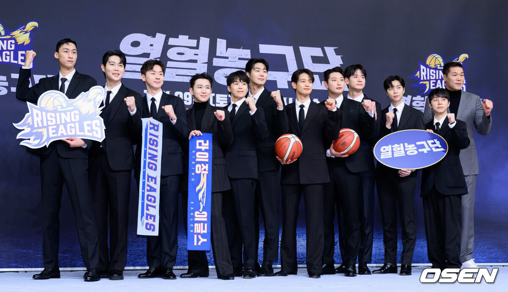 26일 오전 서울 목동 SBS에서 SBS ‘열혈농구단’ 제작발표회가 열렸다.열혈농구단은 선수 시절 '국보급 센터'라 불리던 서장훈이 꾸린 농구단 라이징이글스의 아시아 재패기를 담은 SBS 새 예능으로 오는 29일 오후 5시 처음 방송된다.서장훈, 최민호, 박은석, 손태진, 박찬웅, 오승훈, 정진운, 문수인, 정규민, 이대희, 쟈니, 김택이 포토타임을 가지고 있다. 2025.11.26 /sunday@osen.co.kr