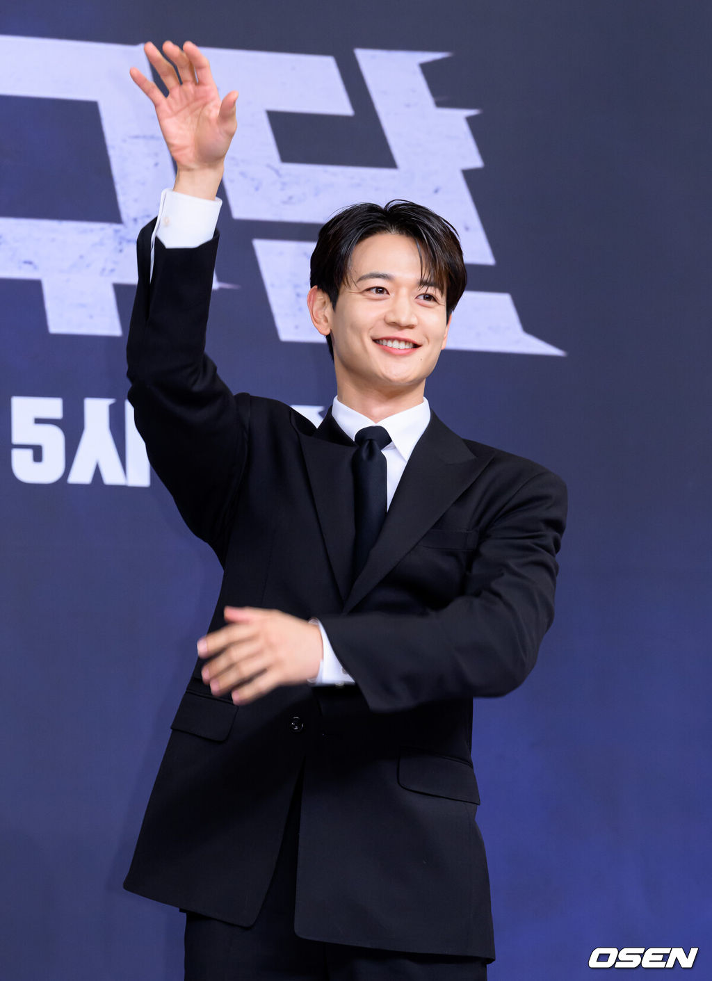 26일 오전 서울 목동 SBS에서 SBS ‘열혈농구단’ 제작발표회가 열렸다.열혈농구단은 선수 시절 '국보급 센터'라 불리던 서장훈이 꾸린 농구단 라이징이글스의 아시아 재패기를 담은 SBS 새 예능으로 오는 29일 오후 5시 처음 방송된다.샤이니 민호가 포토타임을 가지고 있다. 2025.11.26 /sunday@osen.co.kr