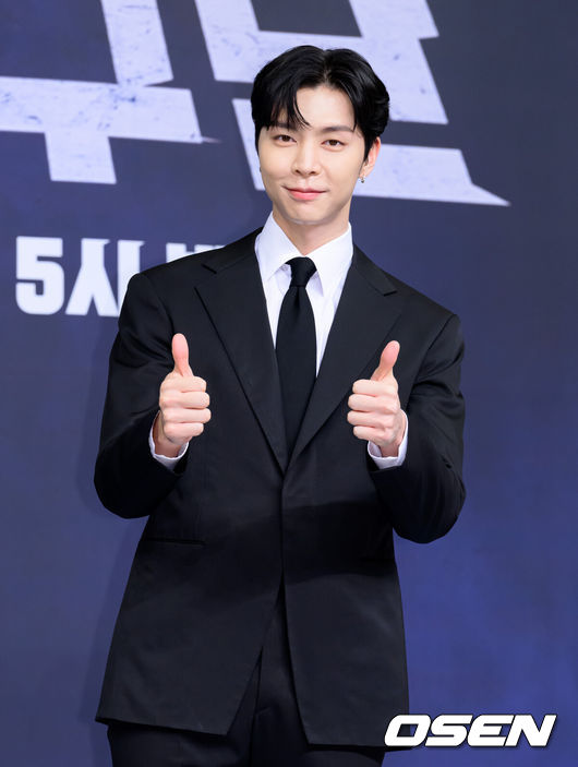 [OSEN=이대선 기자] 26일 오전 서울 목동 SBS에서 SBS ‘열혈농구단’ 제작발표회가 열렸다.열혈농구단은 선수 시절 '국보급 센터'라 불리던 서장훈이 꾸린 농구단 라이징이글스의 아시아 재패기를 담은 SBS 새 예능으로 오는 29일 오후 5시 처음 방송된다.NCT 쟈니가 포토타임을 가지고 있다. 2025.11.26 /sunday@osen.co.kr