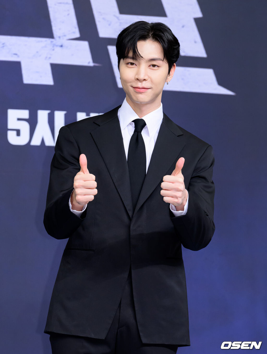 26일 오전 서울 목동 SBS에서 SBS ‘열혈농구단’ 제작발표회가 열렸다.열혈농구단은 선수 시절 '국보급 센터'라 불리던 서장훈이 꾸린 농구단 라이징이글스의 아시아 재패기를 담은 SBS 새 예능으로 오는 29일 오후 5시 처음 방송된다.NCT 쟈니가 포토타임을 가지고 있다. 2025.11.26 /sunday@osen.co.kr