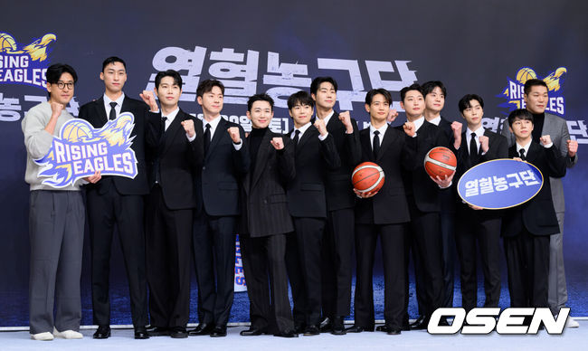 [OSEN=이대선 기자] 26일 오전 서울 목동 SBS에서 SBS ‘열혈농구단’ 제작발표회가 열렸다.열혈농구단은 선수 시절 '국보급 센터'라 불리던 서장훈이 꾸린 농구단 라이징이글스의 아시아 재패기를 담은 SBS 새 예능으로 오는 29일 오후 5시 처음 방송된다.서현석 PD, 서장훈, 최민호, 박은석, 손태진, 박찬웅, 오승훈, 정진운, 문수인, 정규민, 이대희, 쟈니, 김택이 포토타임을 가지고 있다. 2025.11.26 /sunday@osen.co.kr