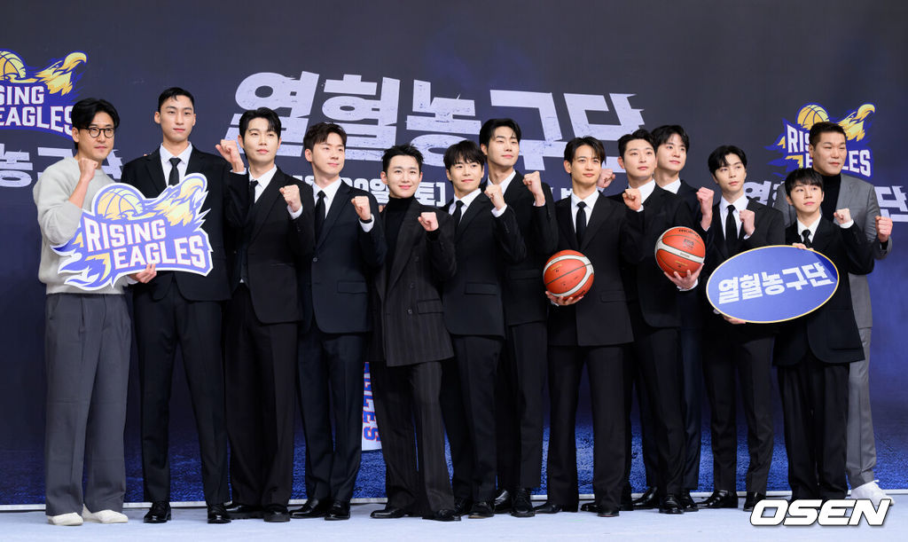 26일 오전 서울 목동 SBS에서 SBS ‘열혈농구단’ 제작발표회가 열렸다.열혈농구단은 선수 시절 '국보급 센터'라 불리던 서장훈이 꾸린 농구단 라이징이글스의 아시아 재패기를 담은 SBS 새 예능으로 오는 29일 오후 5시 처음 방송된다.서현석 PD, 서장훈, 최민호, 박은석, 손태진, 박찬웅, 오승훈, 정진운, 문수인, 정규민, 이대희, 쟈니, 김택이 포토타임을 가지고 있다. 2025.11.26 /sunday@osen.co.kr