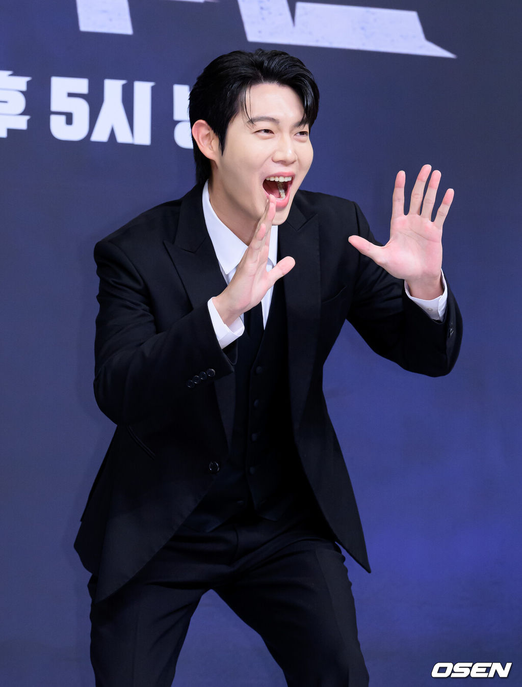 26일 오전 서울 목동 SBS에서 SBS ‘열혈농구단’ 제작발표회가 열렸다.열혈농구단은 선수 시절 '국보급 센터'라 불리던 서장훈이 꾸린 농구단 라이징이글스의 아시아 재패기를 담은 SBS 새 예능으로 오는 29일 오후 5시 처음 방송된다.가수 손태진이 포토타임을 가지고 있다. 2025.11.26 /sunday@osen.co.kr