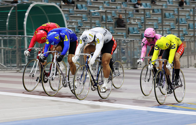 광명스피돔에서 특선급 선수들이 결승선을 코앞에 두고 접전을 벌이고 있다.