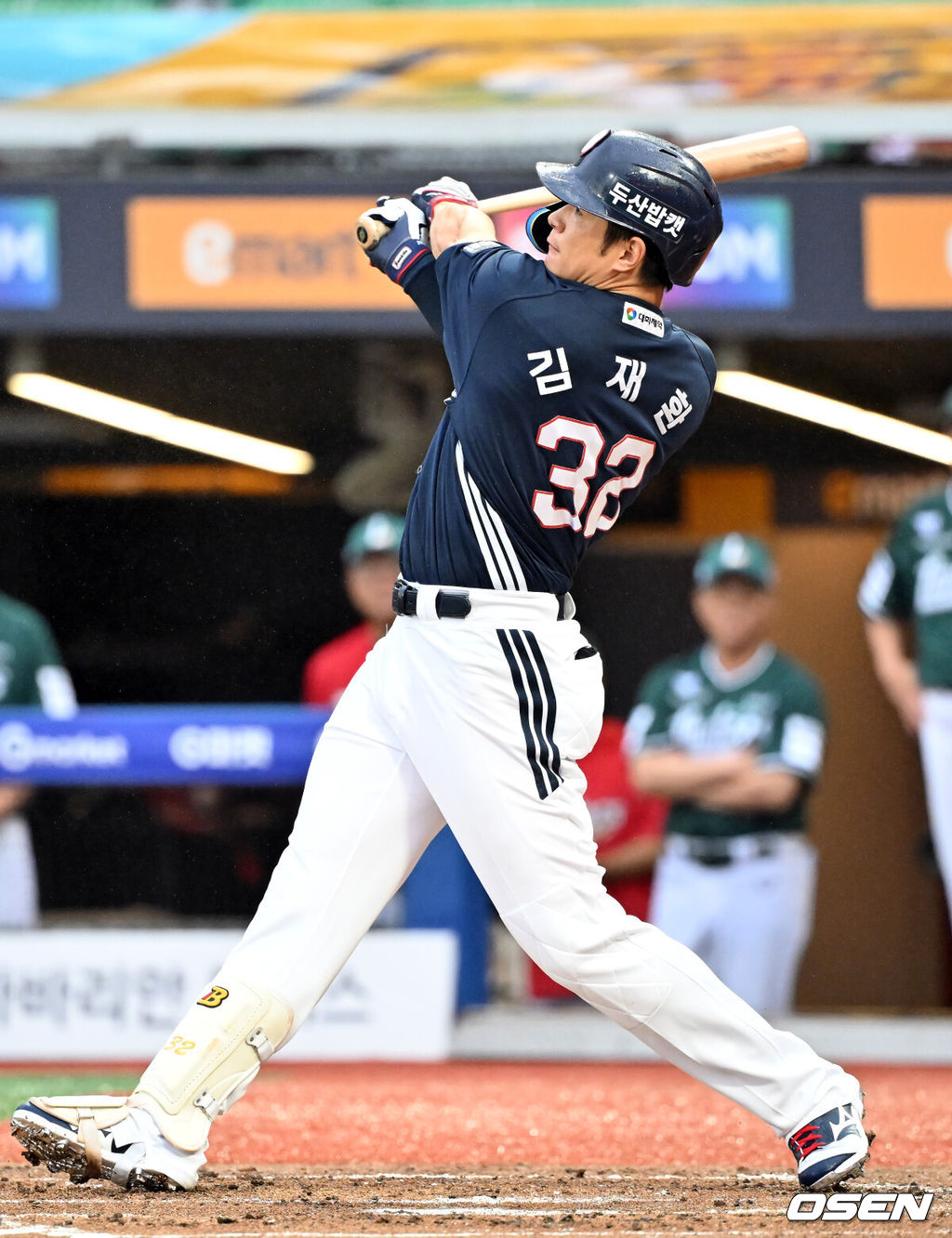 19일 인천 SSG랜더스필드에서 ‘2025 신한 SOL Bank KBO리그’ SSG 랜더스와 두산 베어스의 경기가 열렸다.SSG는 드류 앤더슨, 두산은 콜어빈은 선발로 내세웠다.2회초 두산 선두 타자로 나온 김재환이 우중월 선취 솔로 홈런을 때리고 있다. 2025.07.19 /rumi@osen.co.kr